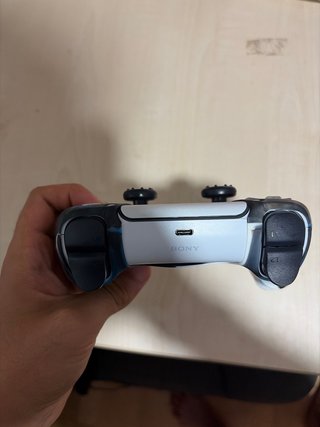 Mando Dualsense PS5 con funda azul y blanca