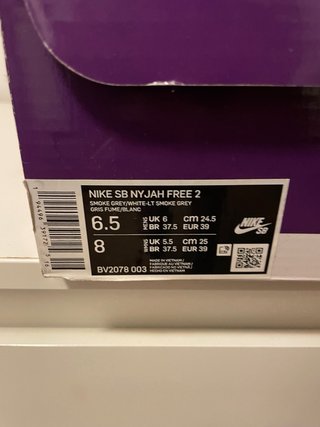 Zapatillas Nike grises y blancas
