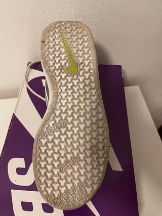 Zapatillas Nike grises y blancas