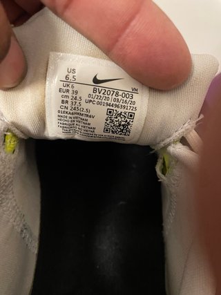 Zapatillas Nike grises y blancas