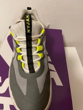 Zapatillas Nike grises y blancas