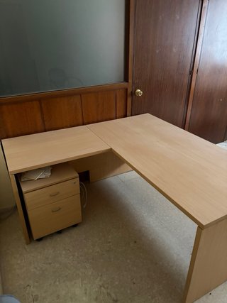 Mesa de oficina en L con cajonera