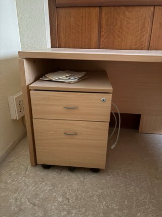 Mesa de oficina en L con cajonera