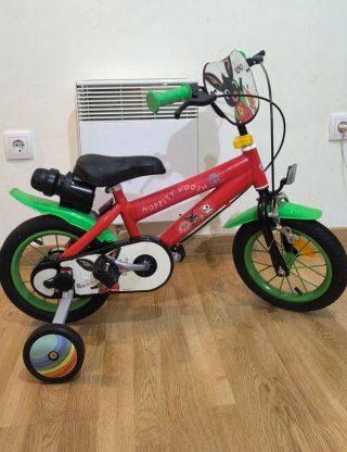 Bicicleta infantil con ruedines