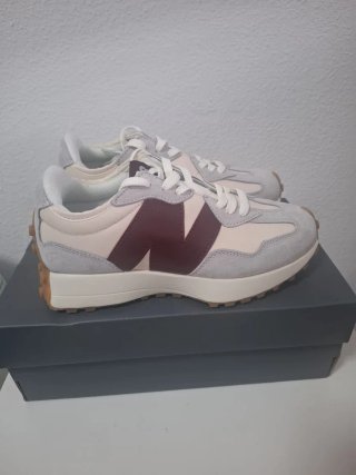 Zapatillas New Balance Beige y Rojo