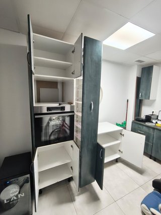 Cocina modular verde y plateada
