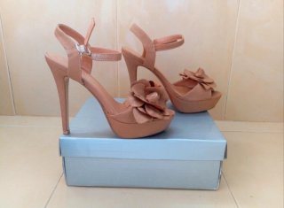 Sandalias de tacón Color marrón Camel. Talla 38.