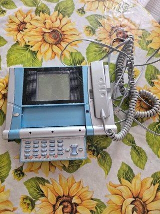 Teléfono digital azul y plateado