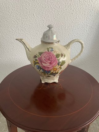 Tetera de porcelana con flores