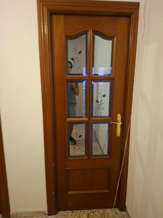Puerta madera y cristal con marcos