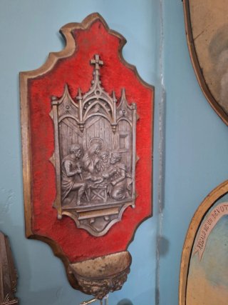 Benditera de pared con relieve religioso
