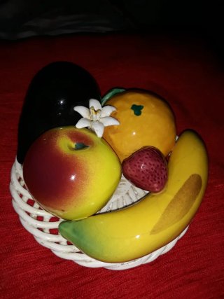 Frutero con frutas de cerámica