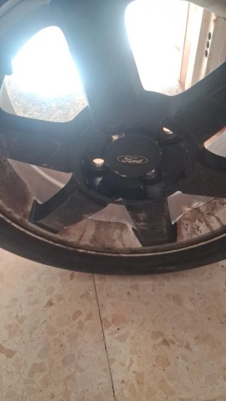4. Llantas de Aluminio Ford con Cubiertas.