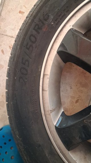 4. Llantas de Aluminio Ford con Cubiertas.