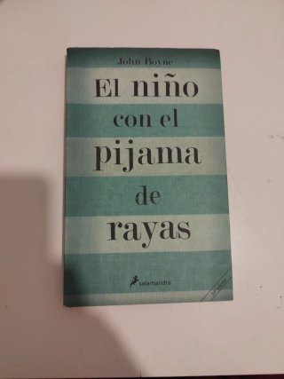 El niño con el pijama de rayas