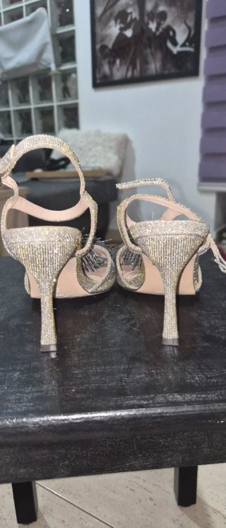 Zapatos de fiesta dorados y plateados