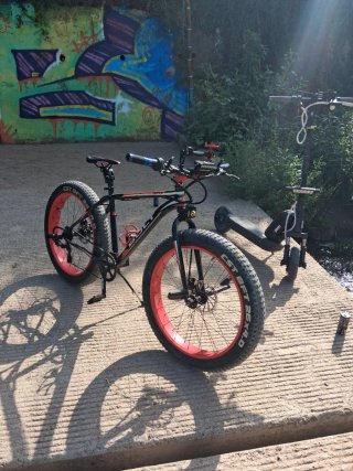 Bicicleta Fat Bike Bolt Negra y Roja