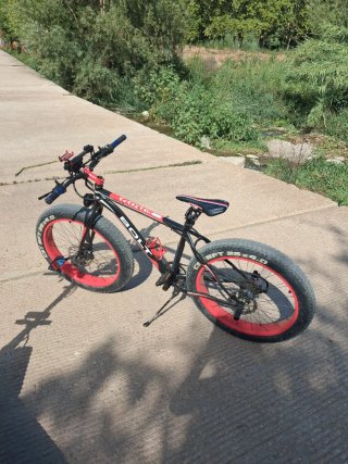 Bicicleta Fat Bike Bolt Negra y Roja