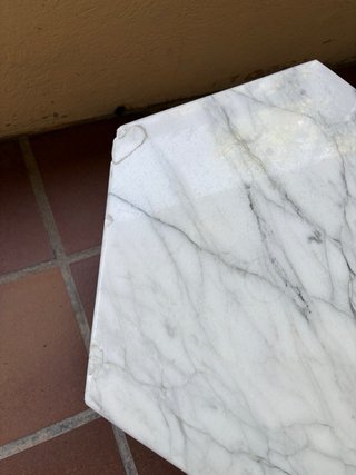 Mesa auxiliar mármol y metal