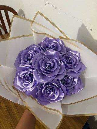 Buquê de flores de cetim feito à mão