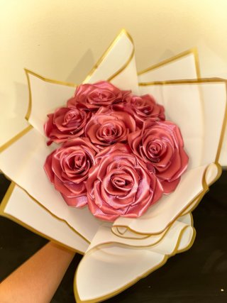 Buquê de flores cetim feito à mão