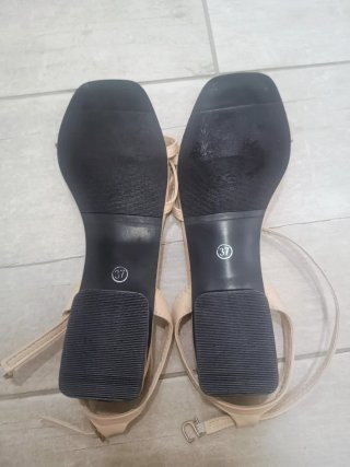 Sandalias planas beige