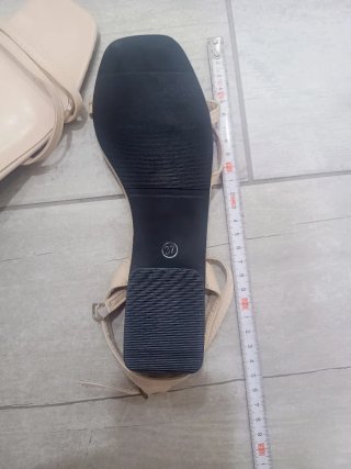 Sandalias planas beige