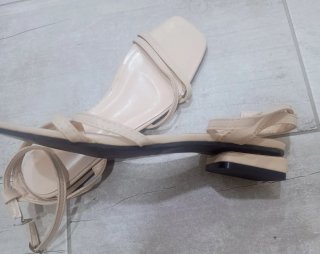Sandalias planas beige
