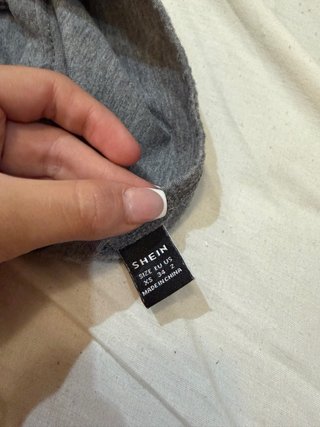 Top sin hombros gris