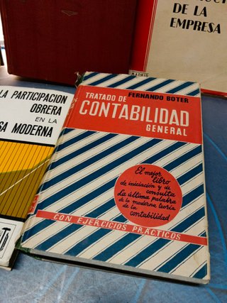 7 libros, sobre contabilidad, organización y dirección de empresa (años 30-60)
