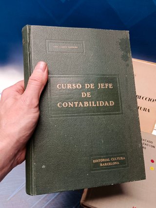 7 libros, sobre contabilidad, organización y dirección de empresa (años 30-60)
