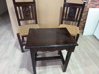 Juego de mesa y 6 siillas de madera
