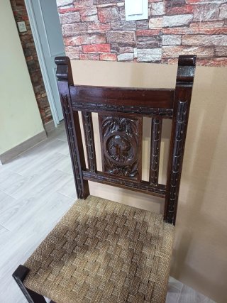 Juego de mesa y 6 siillas de madera