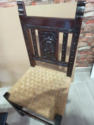Juego de mesa y 6 siillas de madera