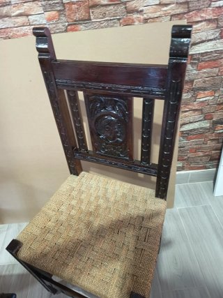 Juego de mesa y 6 siillas de madera