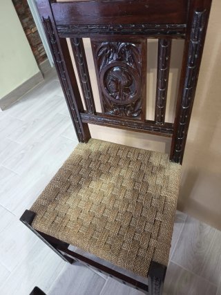 Juego de mesa y 6 siillas de madera