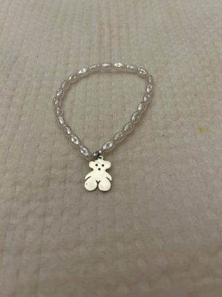 Pulsera perlas blancas con oso plateado