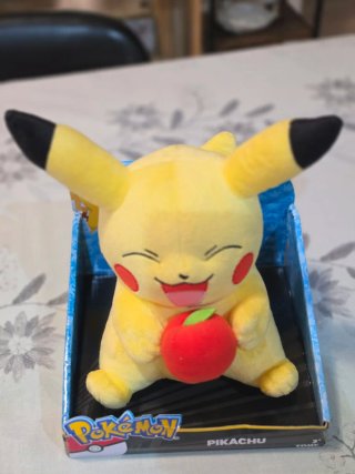 Peluche Pikachu con Mela Pokémon TOMY T18745