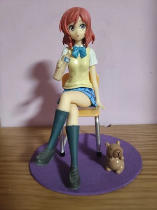 Figura anime chica con uniforme escolar