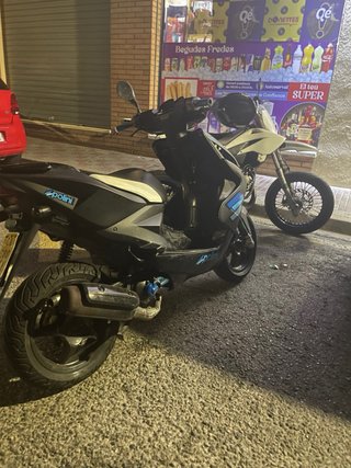 Yamaha Aerox 49cc Scooter Negra y Azul ITV28