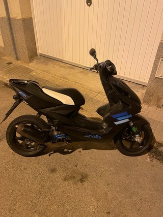 Yamaha Aerox 49cc Scooter Negra y Azul ITV28