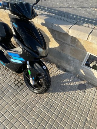 Yamaha Aerox 49cc Scooter Negra y Azul ITV28