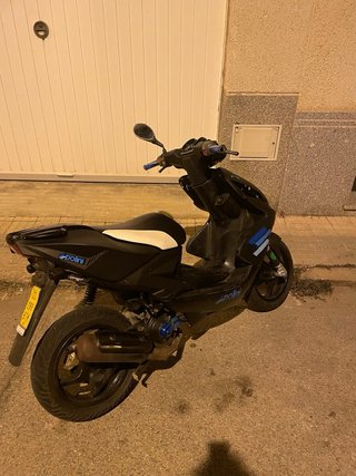 Yamaha Aerox 49cc Scooter Negra y Azul ITV28