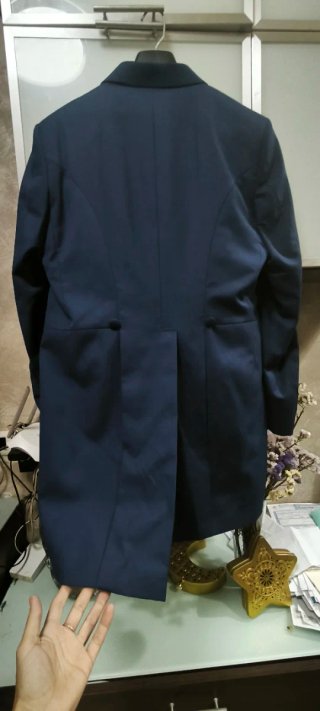 Traje de novio azul con corbata morada