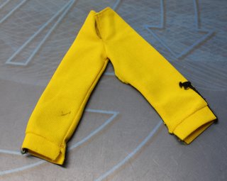 Famosa Lesly. Pantalón del chandal amarillo.