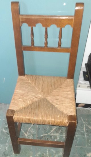 Silla de madera con asiento enea