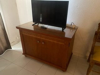 Mueble de madera con tapa de cristal