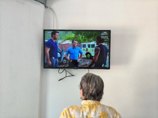 TV Nevir 32 Negro + base pared 70€