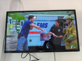 TV Nevir 32 Negro + base pared 70€