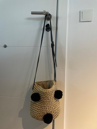 Bolso de mimbre con pompones negros